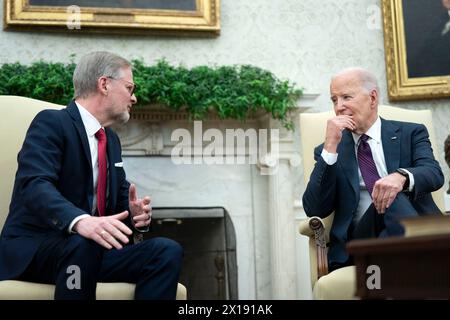 Washington, Vereinigte Staaten. 15 avril 2024. Le président des États-Unis Joe Biden rencontre le premier ministre de la République tchèque Petr Fiala dans le bureau ovale de la Maison Blanche à Washington, DC, le lundi 15 avril 2024. Crédit : Bonnie Cash/Pool via CNP/dpa/Alamy Live News Banque D'Images