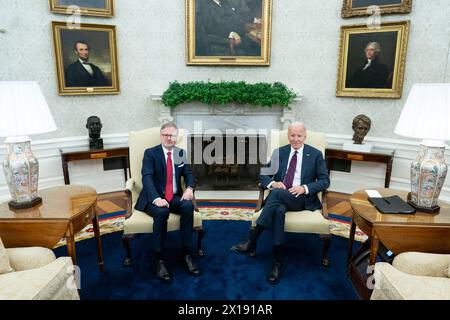 Washington, Vereinigte Staaten. 15 avril 2024. Le président des États-Unis Joe Biden rencontre le premier ministre de la République tchèque Petr Fiala dans le bureau ovale de la Maison Blanche à Washington, DC, le lundi 15 avril 2024. Crédit : Bonnie Cash/Pool via CNP/dpa/Alamy Live News Banque D'Images