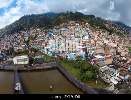 Medellin, Antioquia - Colombie. 4 avril 2024. L'UVA de l'Armonia, la plus grande murale de la ville. Banque D'Images