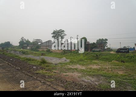 La controversée usine automobile Tata Nano atterrit. À côté de NH-16. Singur dans le district de Hoosely, Bengale occidental, Inde. Banque D'Images