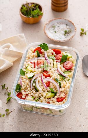 Salade de couscous perle avec des légumes frais et des herbes dans un récipient de préparation de repas, déjeuner sain ou idée de plat d'accompagnement Banque D'Images
