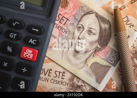 Calculatrice au-dessus des billets de la couronne tchèque, symbolisant les calculs financiers et la budgétisation dans un concept lié à l'inflation Banque D'Images