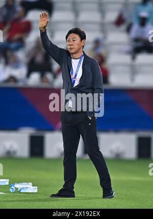 Doha, Qatar. 15 avril 2024. L'entraîneur-chef Shin Tae-yONG de l'Indonésie réagit lors du match du Groupe A entre le Qatar et l'Indonésie de la Coupe d'Asie U23 de l'AFC Qatar 2024 au stade Jassim Bin Hamad à Doha, Qatar, le 15 avril 2024. Crédit : Nikku/Xinhua/Alamy Live News Banque D'Images