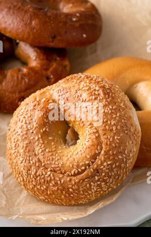 Bagels fraîchement cuits prêts à manger pour le petit déjeuner, sésame, cannelle et bagels simples Banque D'Images