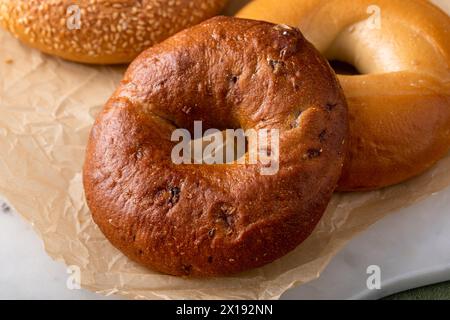 Bagels fraîchement cuits prêts à manger pour le petit déjeuner, sésame, cannelle et bagels simples Banque D'Images