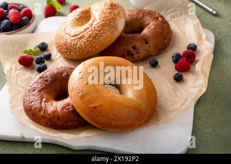 Bagels fraîchement cuits prêts à manger pour le petit déjeuner, sésame, cannelle et bagels simples Banque D'Images