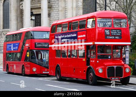 Londres, Royaume-Uni - 25 mars 2024 ; bus Classic Routemaster et Modern New Routemaster Red London Banque D'Images