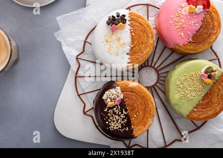 Croissants ronds avec garniture et glaçage, idée de dessert tendance, tir au plafond Banque D'Images