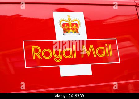 Londres, Royaume-Uni - 22 mars 2024 ; panneau Royal mail avec texte jaune et couronne sur le côté du véhicule rouge Banque D'Images