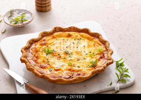 Quiche au saumon et au fromage aux herbes fraîchement cuites pour le petit déjeuner, tarte entière Banque D'Images