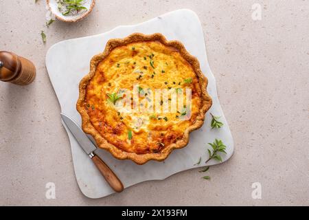 Quiche au saumon et au fromage aux herbes fraîchement cuites pour le petit déjeuner, tarte entière Banque D'Images