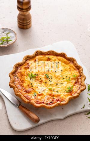 Quiche au saumon et au fromage aux herbes fraîchement cuites pour le petit déjeuner, tarte entière Banque D'Images