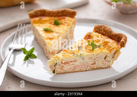 Quiche au saumon et au fromage aux herbes fraîchement cuites pour le petit déjeuner coupé en tranches Banque D'Images