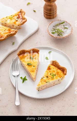 Quiche au saumon et au fromage aux herbes fraîchement cuites pour le petit déjeuner coupé en tranches Banque D'Images