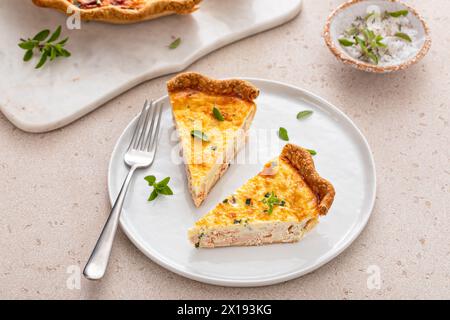 Quiche au saumon et au fromage aux herbes fraîchement cuites pour le petit déjeuner coupé en tranches Banque D'Images