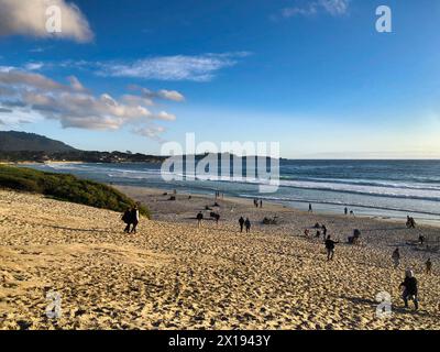 Carmel by the Sea, Californie, États-Unis. 14 avril 2024 le soleil se couche sur l'océan Pacifique vu de Carmel Beach, Californie. Un cadre traditionnel pour les touristes et les habitants de profiter des couchers de soleil et des soirées tranquilles chaudes sur la plage. Banque D'Images