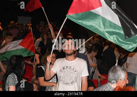 Athènes, Grèce. 15 avril 2024. Les partisans du parti politique de gauche MeRA25 brandissent des drapeaux palestiniens lors d'un rassemblement de campagne pour les élections européennes. Les élections au Parlement européen de 2024 se tiendront du 6 au 9 juin 2024. Crédit : Dimitris Aspiotis/Alamy Live News Banque D'Images