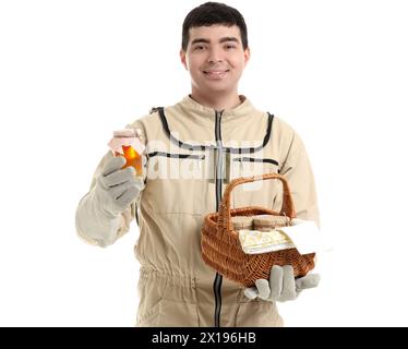 Apiculteur mâle avec miel et panier sur fond blanc Banque D'Images