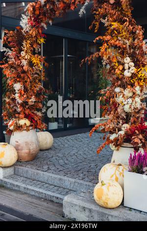 Halloween décoré café extérieur ou terrasse de restaurant en Amérique ou en Europe avec des citrouilles attributs traditionnels d'Halloween. Décoration de la cour pour la fête. Banque D'Images