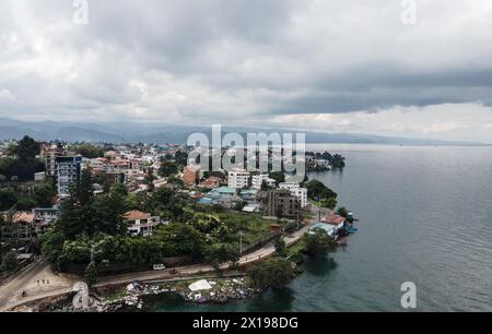 Goma. 14 avril 2024. Une photo de drone aérien prise le 14 avril 2024 montre une vue de Goma, province du Nord-Kivu, République démocratique du Congo. Crédit : Wang Guansen/Xinhua/Alamy Live News Banque D'Images