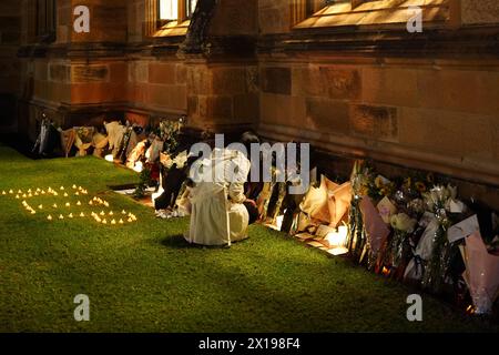 Sydney, Australie. 15 avril 2024. Une femme pleure les victimes de l'attaque du Westfield Bondi Junction Shopping Center sur le front du Quadrangle de l'Université de Sydney à Sydney, Australie, le 15 avril 2024. POUR ALLER AVEC 'Roundup : drapeaux en Berne, l'Opéra de Sydney s'est illuminé en hommage aux victimes de l'attaque du centre commercial' crédit : Wang Qi/Xinhua/Alamy Live News Banque D'Images