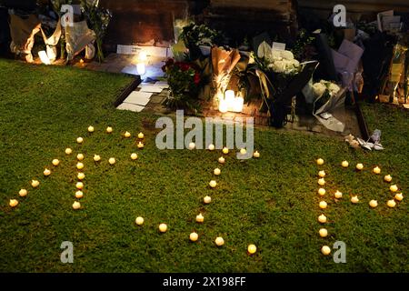 Sydney. 15 avril 2024. Cette photo prise le 15 avril 2024 montre un lieu de deuil pour les victimes de l'attaque du Westfield Bondi Junction Shopping Center sur le front du Quadrangle de l'Université de Sydney à Sydney, en Australie. POUR ALLER AVEC 'Roundup : drapeaux en Berne, l'Opéra de Sydney s'est illuminé en hommage aux victimes de l'attaque du centre commercial' crédit : Wang Qi/Xinhua/Alamy Live News Banque D'Images