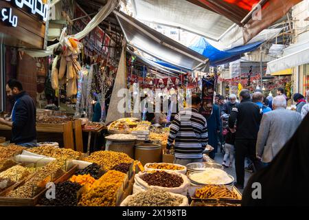 Amman, Jordanie - 14 mars 2023 : les gens font des magasins dans le souk traditionnel Al-Sukar pour des graines fraîches et des noix dans la vieille ville et le quartier historique de Jordanie Banque D'Images