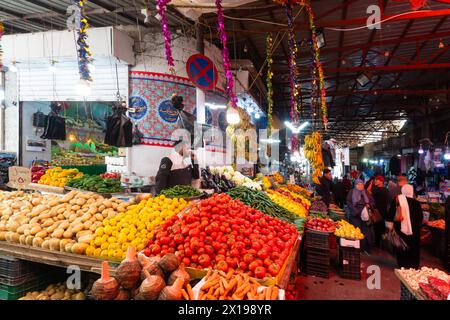 Amman, Jordanie - 14 mars 2023 : les gens achètent des légumes frais dans le souk traditionnel Al-Sukar dans la vieille ville d'Amman, dans la capitale jordanienne Banque D'Images