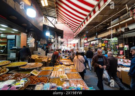 Amman, Jordanie - 14 mars 2023 : les gens font des magasins dans le souk traditionnel Al-Sukar pour acheter des aliments frais dans la vieille ville d'Amman, dans la capitale jordanienne Banque D'Images