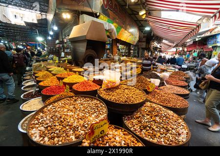 Amman, Jordanie - 14 mars 2023 : les gens font des magasins dans le souk traditionnel Al-Sukar pour des graines fraîches et des noix dans la vieille ville et le quartier historique de Jordanie Banque D'Images
