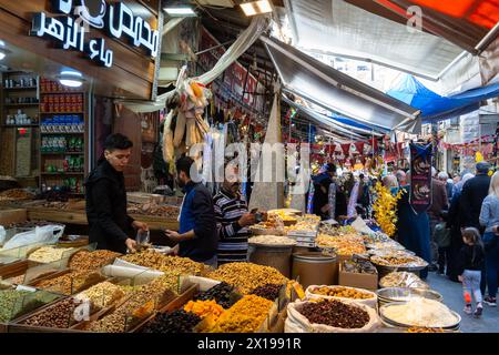 Amman, Jordanie - 14 mars 2023 : les gens font des magasins dans le souk traditionnel Al-Sukar pour des graines fraîches et des noix dans la vieille ville et le quartier historique de Jordanie Banque D'Images