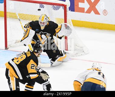 Pittsburgh, États-Unis. 15 avril 2024. L'aile gauche des Predators de Nashville Filip Forsberg (9) sonne le poteau pour marquer contre le gardien des Penguins de Pittsburgh Alex Nedeljkovic (39) lors de la deuxième au PPG Paints Arena à Pittsburgh le lundi 15 avril 2024. Photo par Archie Carpenter/UPI. Crédit : UPI/Alamy Live News Banque D'Images