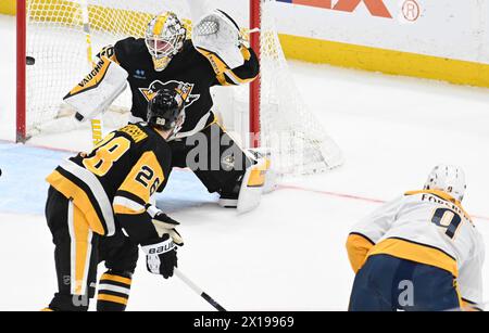 Pittsburgh, États-Unis. 15 avril 2024. L'aile gauche des Predators de Nashville Filip Forsberg (9) sonne le poteau pour marquer contre le gardien des Penguins de Pittsburgh Alex Nedeljkovic (39) lors de la deuxième au PPG Paints Arena à Pittsburgh le lundi 15 avril 2024. Photo par Archie Carpenter/UPI. Crédit : UPI/Alamy Live News Banque D'Images