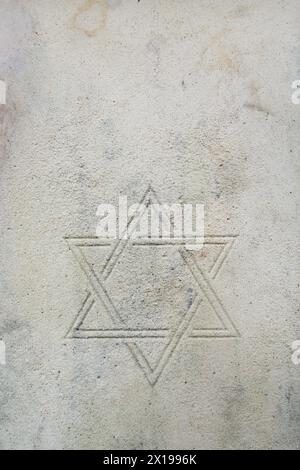 Étoile de David comme symbole du judaïsme sur une pierre tombale altérée avec un espace texte au-dessus Banque D'Images