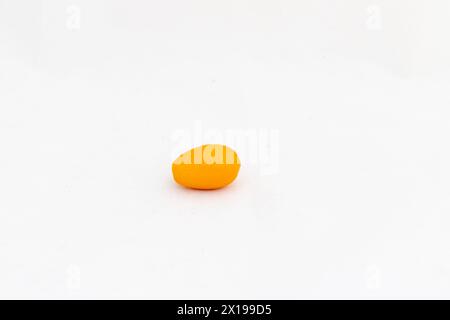 Un fruit kumquat mûr isolé sur fond blanc Banque D'Images