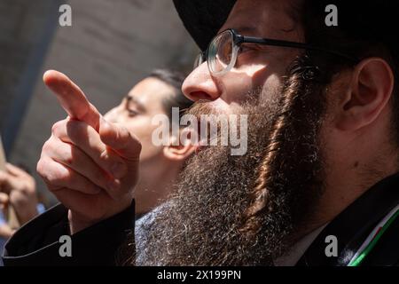 New York, États-Unis. 15 avril 2024. Membre de la Naturei Karta, une secte anti-sioniste juive ultra orthodoxe vue se disputer pendant le rassemblement. Un groupe militant pro-palestinien de notre vivant a organisé une manifestation au 11 Wall Street. La manifestation a ensuite tenté de traverser le pont de Brooklyn dans le cadre d’une tentative multi-villes/multi-pays de créer un « blocus économique » en solidarité avec la Palestine. Plusieurs arrestations ont eu lieu. Crédit : SOPA images Limited/Alamy Live News Banque D'Images