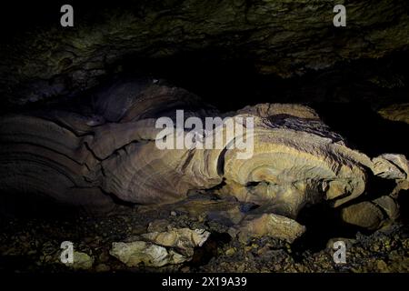 Traces d'inondation sur les ornements de mur de grotte dans la zone karstique de Gunungsewu. La région karstique a des rivières souterraines avec un énorme potentiel pour les ressources en eau. Banque D'Images
