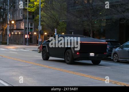 Seattle, États-Unis. 15 avril 2024. Un Tesla Cybertruck enveloppé noir mat sur la 3ème avenue dans le centre-ville. Banque D'Images