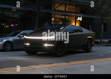 Seattle, États-Unis. 15 avril 2024. Un Tesla Cybertruck enveloppé noir mat sur la 3ème avenue dans le centre-ville. Banque D'Images