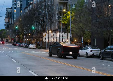 Seattle, États-Unis. 15 avril 2024. Un Tesla Cybertruck enveloppé noir mat sur la 3ème avenue dans le centre-ville. Banque D'Images