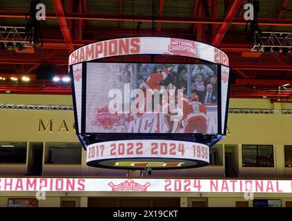 Denver, Colorado, États-Unis. 15 avril 2024. Le Jumbotron lors de la célébration DU Victory à Magness Arena lundi soir. DU a fêté sa dixième année. Championnat de hockey pour homme. (Crédit image : © Hector Acevedo/ZUMA Press Wire) USAGE ÉDITORIAL SEULEMENT! Non destiné à UN USAGE commercial ! Crédit : ZUMA Press, Inc/Alamy Live News Banque D'Images