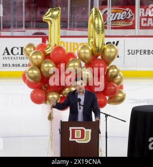 Denver, Colorado, États-Unis. 15 avril 2024. CONOR MCGAHEY, voix de l’Avalanche du Colorado, est le MC pour la célébration DU Victory à la Magness Arena lundi soir. DU a fêté sa dixième année. Championnat de hockey pour homme. (Crédit image : © Hector Acevedo/ZUMA Press Wire) USAGE ÉDITORIAL SEULEMENT! Non destiné à UN USAGE commercial ! Crédit : ZUMA Press, Inc/Alamy Live News Banque D'Images