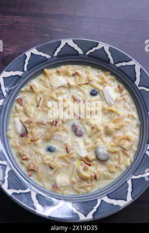 Sheer Khurma, Semiya Kheer, Vermicelli Khir ou Kheer payasam garni de fruits secs. Mangé pendant Gudi Padwa, Holi, Diwali, Dussehra, Pongal. Banque D'Images