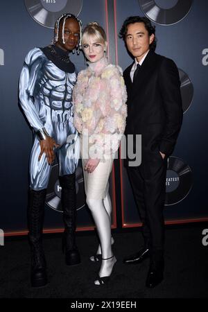 Los Angeles, États-Unis. 15 avril 2024. Austin Crute, Lucy Boynton et Justin H. min arrivant à la première de "The Greatest Hits" de Searchlight Pictures à Los Angeles, au El Capitan Theatre de Los Angeles, CA, le 15 avril 2024. © Janet Gough/AFF-USA.COM crédit : AFF/Alamy Live News Banque D'Images