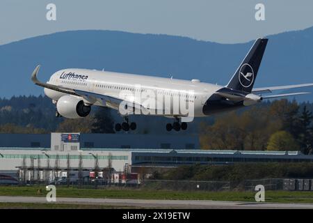 Richmond, Colombie-Britannique, Canada. 13 avril 2024. Un avion de ligne Airbus A350-900 (d-AIVA) de Lufthansa atterrit à l'aéroport international de Vancouver. (Crédit image : © Bayne Stanley/ZUMA Press Wire) USAGE ÉDITORIAL SEULEMENT! Non destiné à UN USAGE commercial ! Banque D'Images