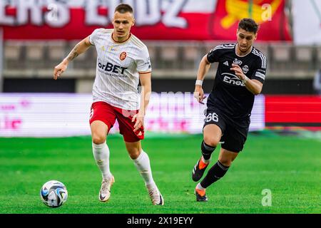 Lodz, Pologne. 14 avril 2024. Kamil Dankowski (à gauche) de LKS et Bruno Jordao (à droite) de Radomiak sont vus en action lors du match de la Ligue polonaise PKO Ekstraklasa entre LKS Lodz et Radomiak Radom au stade municipal de Wladyslaw Krol. Score final : LKS Lodz vs Radomiak Radom 3:2. (Photo de Mikolaj Barbanell/SOPA images/Sipa USA) crédit : Sipa USA/Alamy Live News Banque D'Images