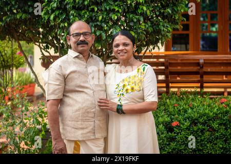 Photo d'un homme et d'une femme malaisiens d'âge moyen portant un vêtement traditionnel du kerala Banque D'Images