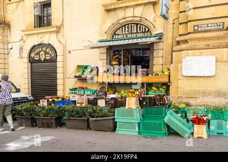 Valletta, Malte, 3 avril 2024. vue sur une boutique typique de fruits et légumes dans une rue du centre-ville Banque D'Images