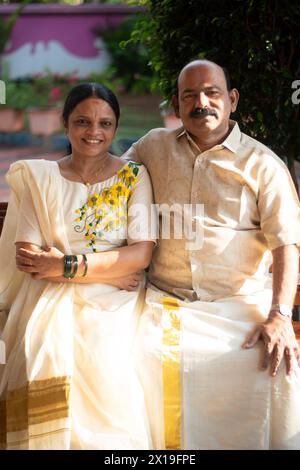 Photo d'un homme et d'une femme malaisiens d'âge moyen portant un vêtement traditionnel du kerala Banque D'Images