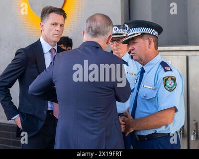 Sydney, Australie. 14 avril 2024. Scènes des suites de la folie meurtrière de coups de couteau qui a eu lieu le 13 avril 2024 dans le centre commercial Westfield Bondi Junction. Photo : le premier ministre de Nouvelle-Galles du Sud Chris Minns et le premier ministre australien Anthony Albanese discutent avec Tony Cooke, Commission adjointe de la police de Nouvelle-Galles du Sud. Banque D'Images